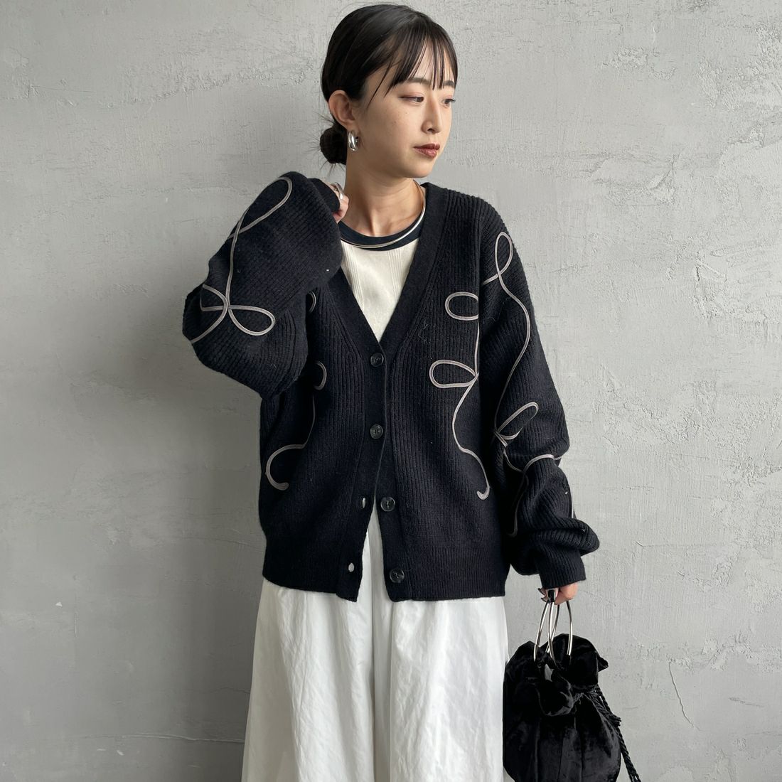 nenom [ネノム] コード刺繍 Vネックニットカーディガン [NE25131038] 09 BLACK &&モデル身長：150cm 着用サイズ：F&&