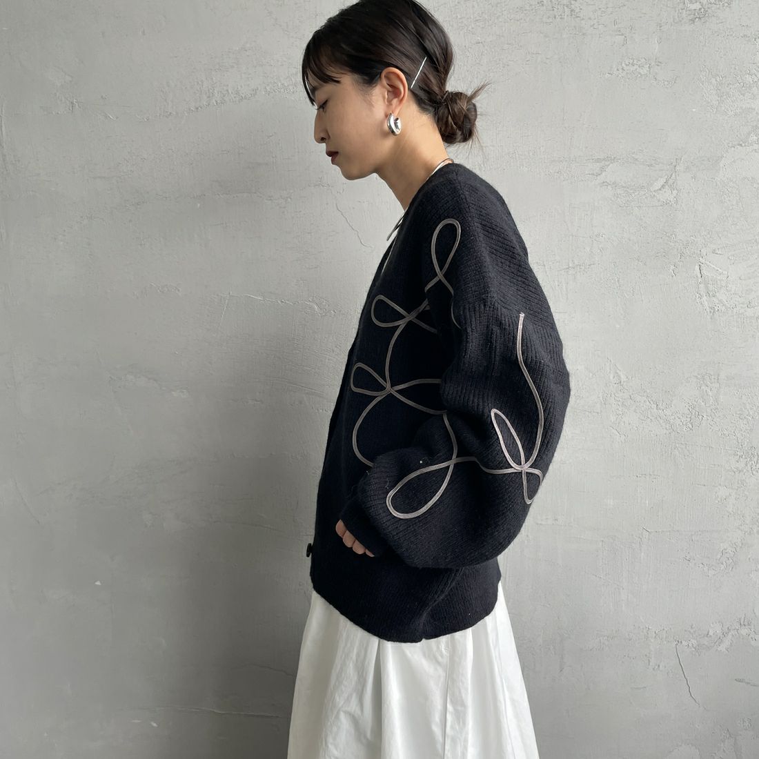 nenom [ネノム] コード刺繍 Vネックニットカーディガン [NE25131038] 09 BLACK &&モデル身長：150cm 着用サイズ：F&&