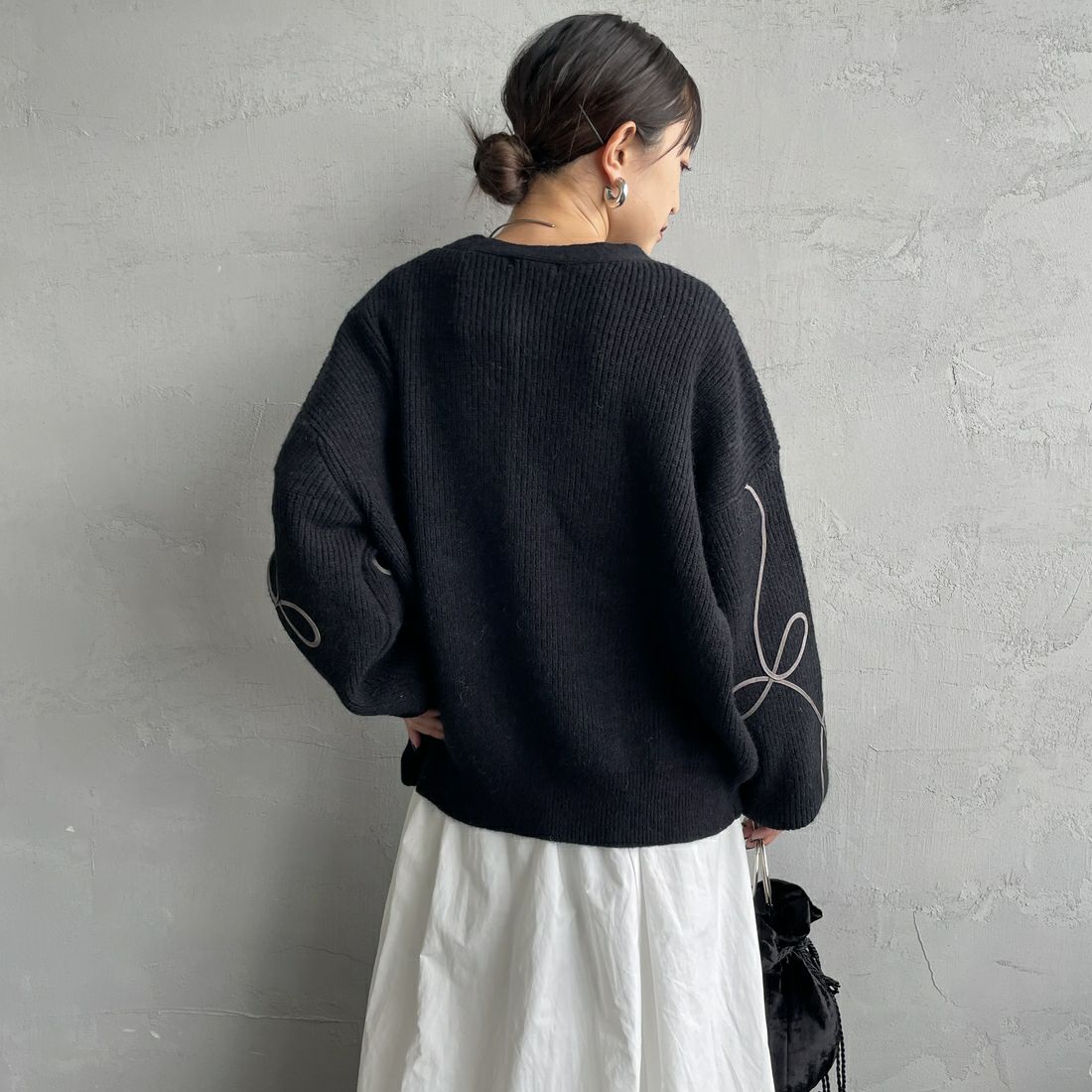 nenom [ネノム] コード刺繍 Vネックニットカーディガン [NE25131038] 09 BLACK &&モデル身長：150cm 着用サイズ：F&&