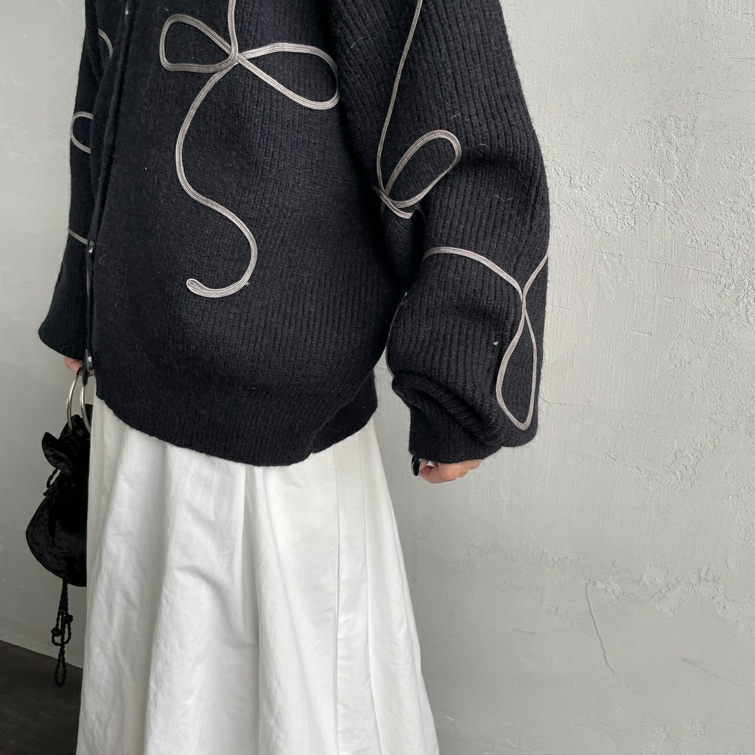 nenom [ネノム] コード刺繍 Vネックニットカーディガン [NE25131038] 09 BLACK &&モデル身長：150cm 着用サイズ：F&&