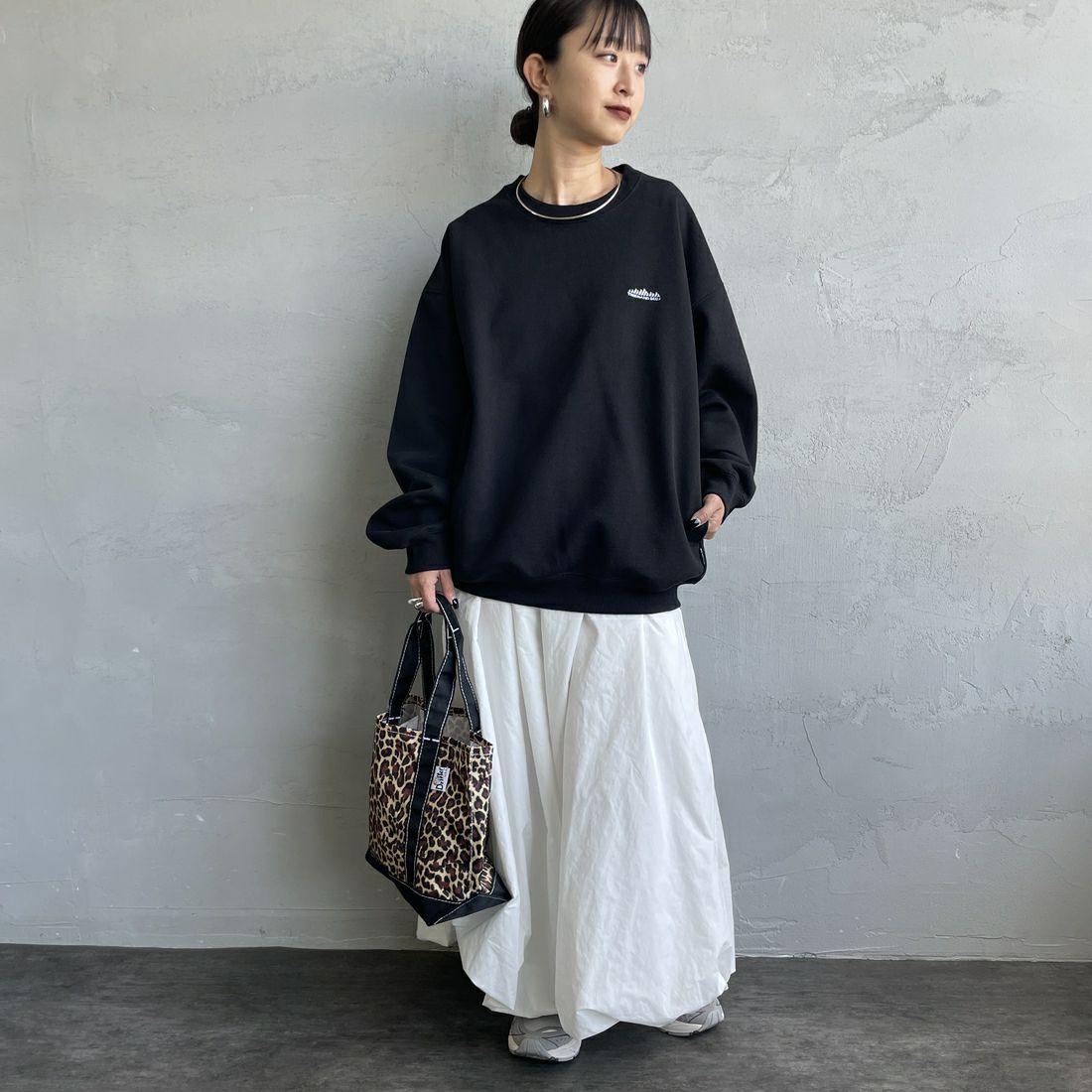 THOUSAND MILE [サウザンド マイル] 別注 バックプリント クルーネックスウェット [TM252UK50520-JF] 09 BLACK &&モデル身長：150cm 着用サイズ：S&&