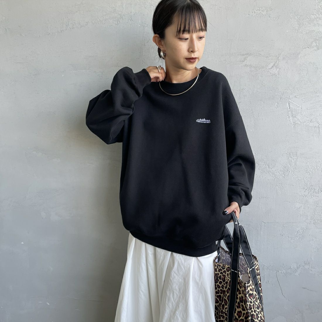 THOUSAND MILE [サウザンド マイル] 別注 バックプリント クルーネックスウェット [TM252UK50520-JF] 09 BLACK &&モデル身長：150cm 着用サイズ：S&&