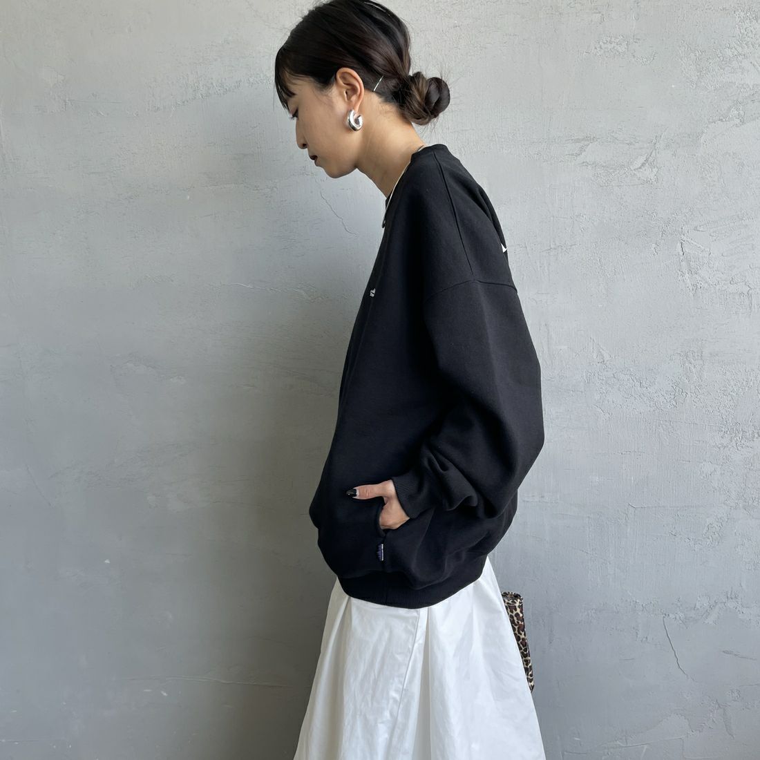 THOUSAND MILE [サウザンド マイル] 別注 バックプリント クルーネックスウェット [TM252UK50520-JF] 09 BLACK &&モデル身長：150cm 着用サイズ：S&&