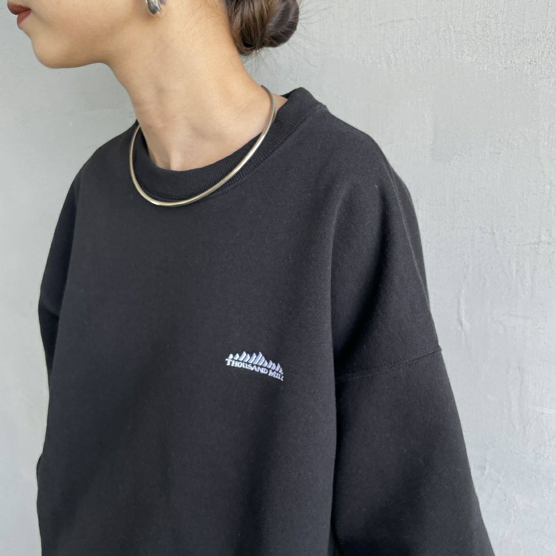 THOUSAND MILE [サウザンド マイル] 別注 バックプリント クルーネックスウェット [TM252UK50520-JF] 09 BLACK &&モデル身長：150cm 着用サイズ：S&&