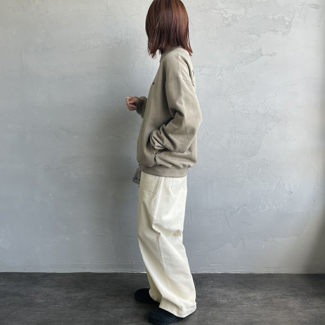 THOUSAND MILE [サウザンド マイル] 別注 バックプリント クルーネックスウェット [TM252UK50520-JF] 23 BEIGE &&モデル身長：158cm 着用サイズ：S&&