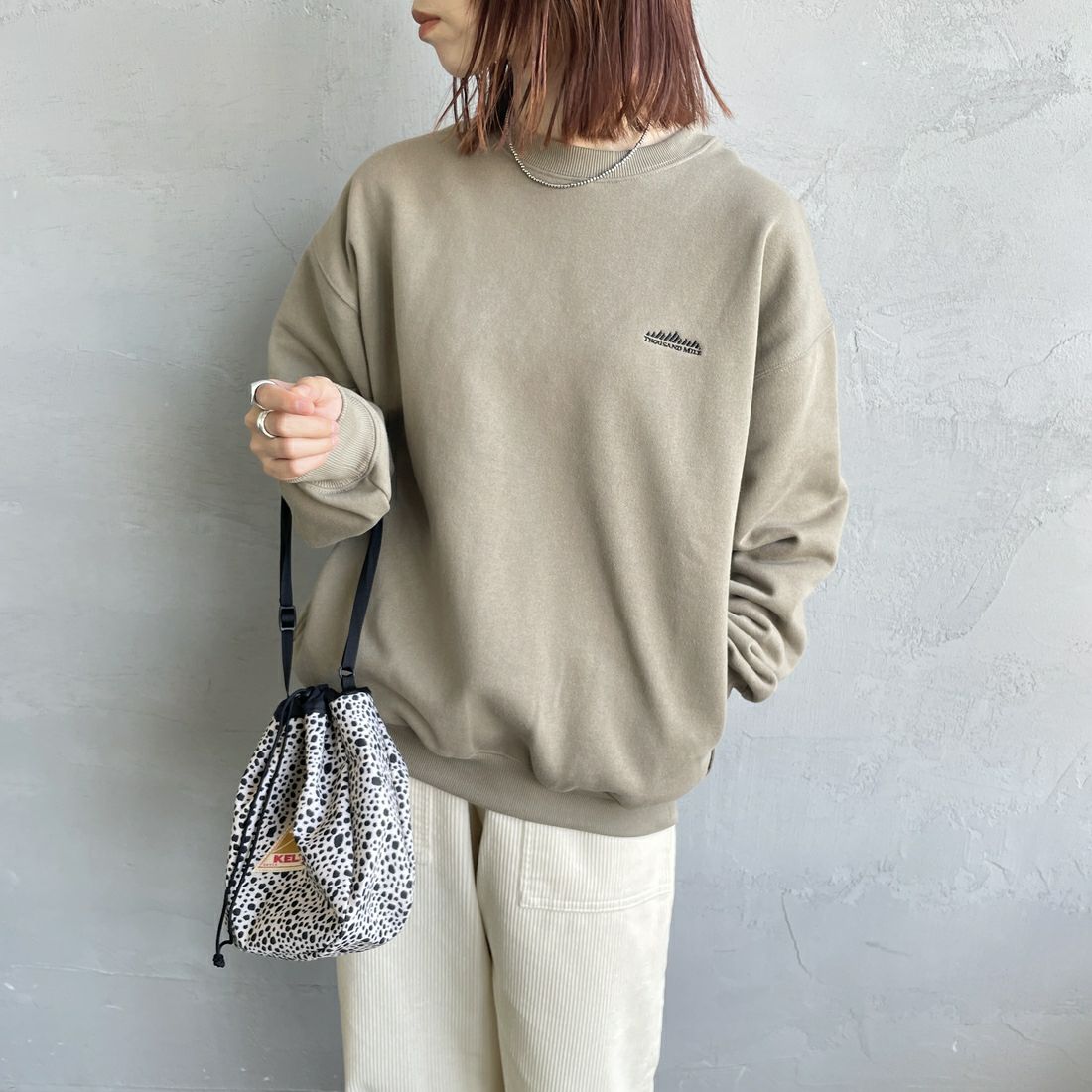 THOUSAND MILE [サウザンド マイル] 別注 バックプリント クルーネックスウェット [TM252UK50520-JF] 23 BEIGE &&モデル身長：158cm 着用サイズ：S&&