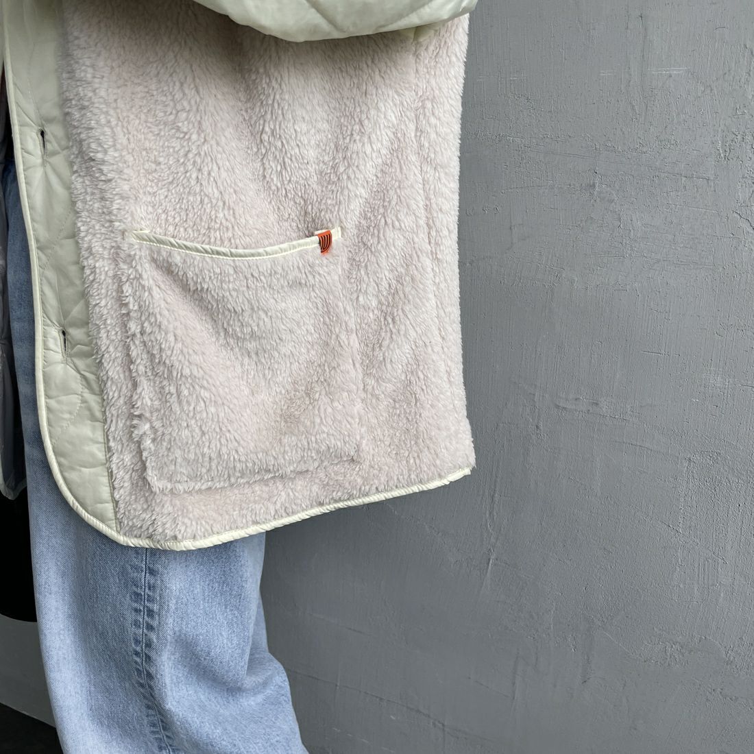 UNIVERSAL OVERALL [ユニバーサルオーバーオール] 別注 ボア切替 キルティングジャケット [U2532451IN-JF] IVORY &&モデル身長：150cm 着用サイズ：F&&