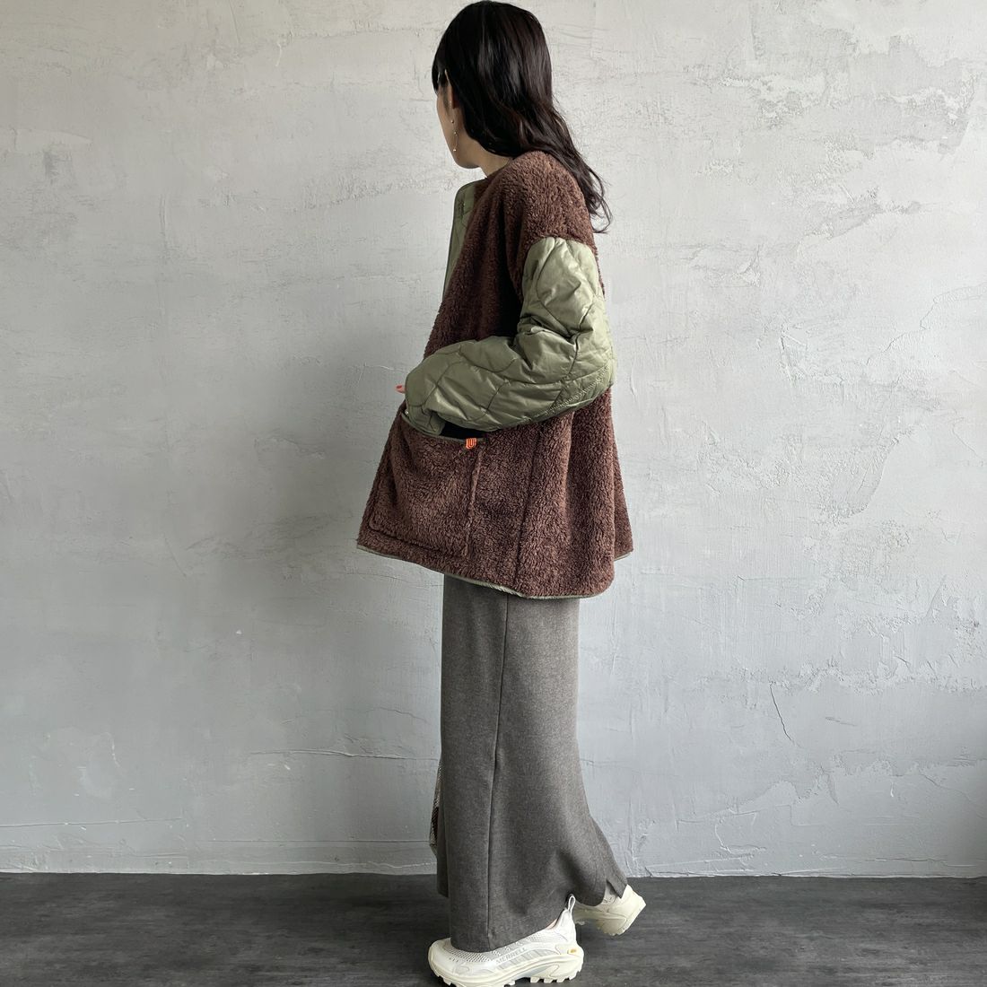 UNIVERSAL OVERALL [ユニバーサルオーバーオール] 別注 ボア切替 キルティングジャケット [U2532451IN-JF] KHAKI &&モデル身長：160cm 着用サイズ：F&&