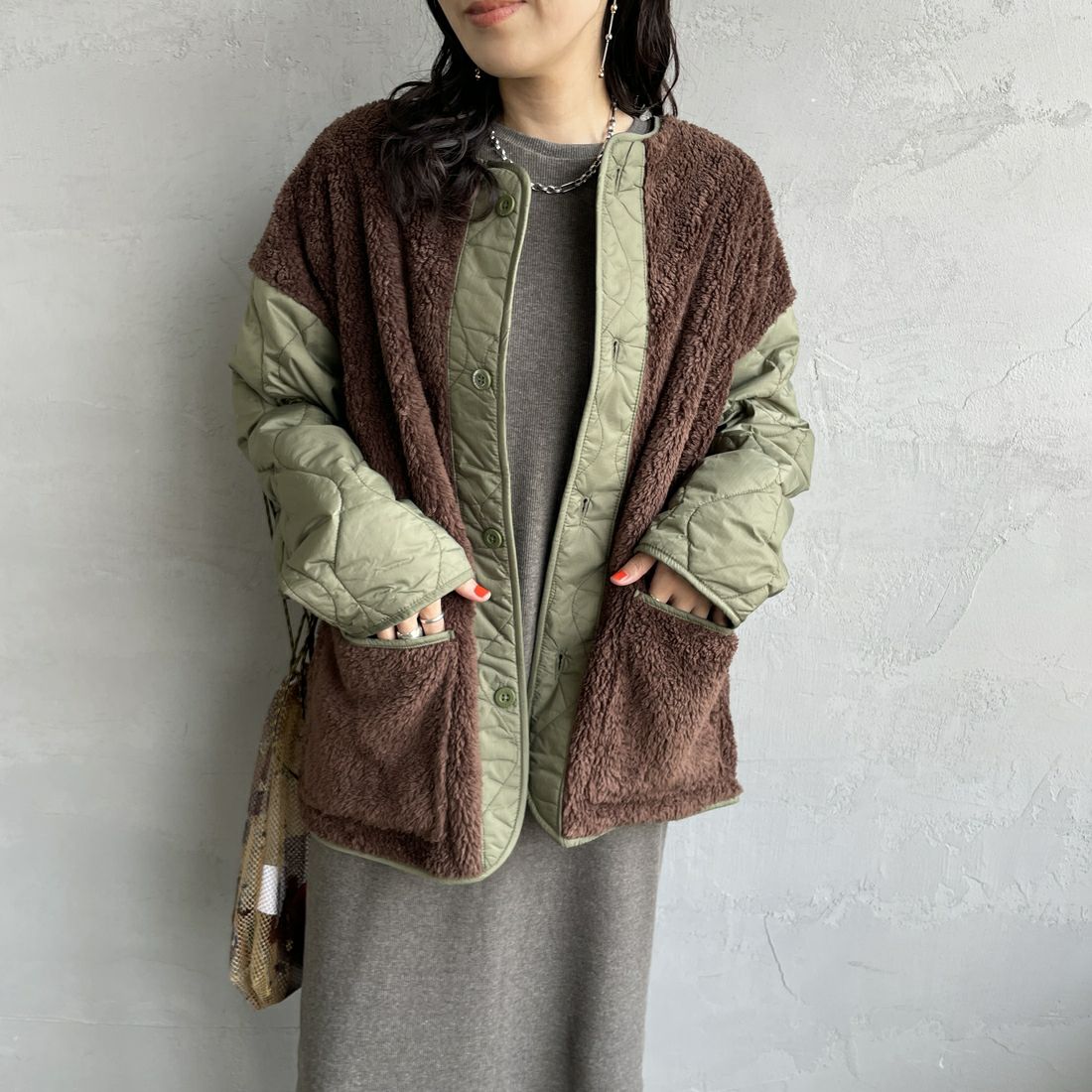 UNIVERSAL OVERALL [ユニバーサルオーバーオール] 別注 ボア切替 キルティングジャケット [U2532451IN-JF] KHAKI &&モデル身長：160cm 着用サイズ：F&&