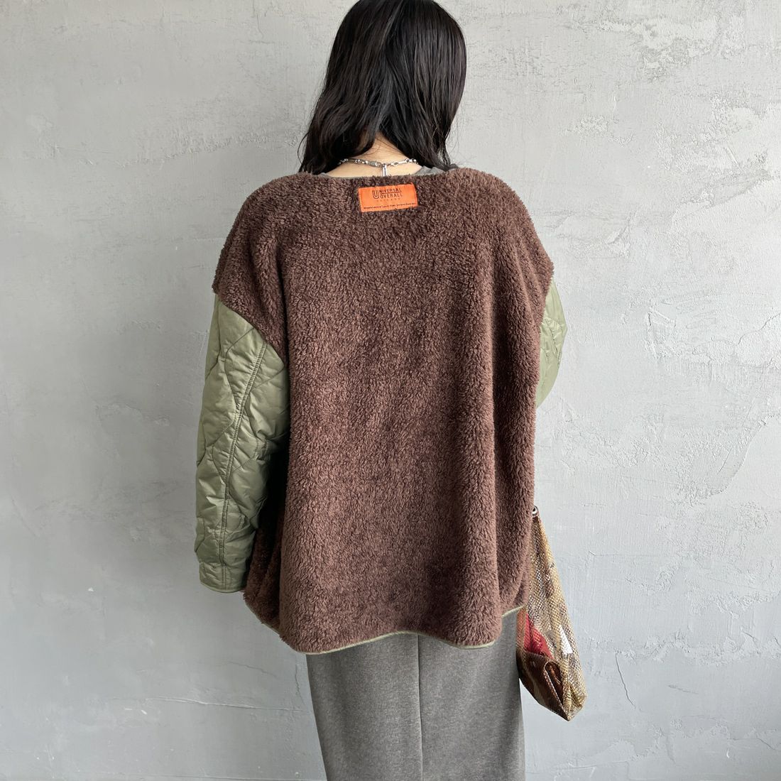 UNIVERSAL OVERALL [ユニバーサルオーバーオール] 別注 ボア切替 キルティングジャケット [U2532451IN-JF] KHAKI &&モデル身長：160cm 着用サイズ：F&&