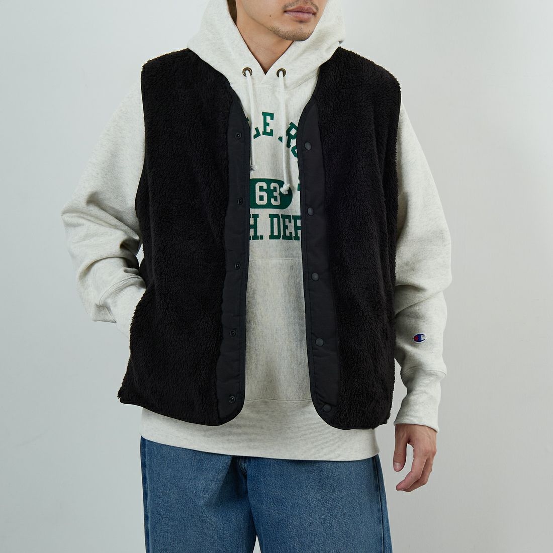 UNIVERSAL OVERALL [ユニバーサルオーバーオール] 別注 リバーシブルボアベスト [U2531401IN-JF] BLACK &&モデル身長：168cm 着用サイズ：M&&