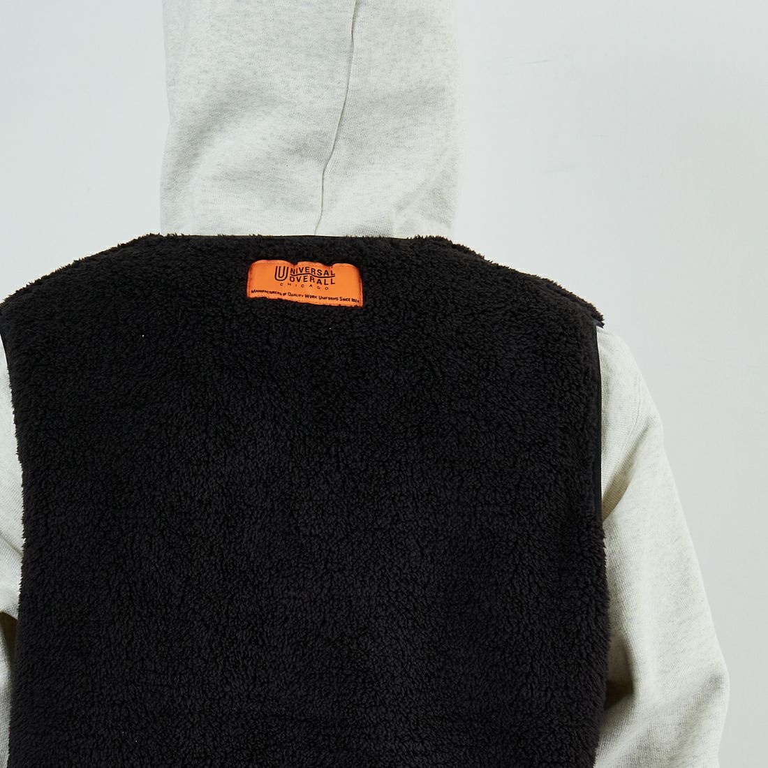UNIVERSAL OVERALL [ユニバーサルオーバーオール] 別注 リバーシブルボアベスト [U2531401IN-JF] BLACK &&モデル身長：168cm 着用サイズ：M&&