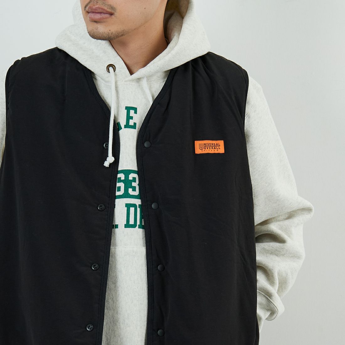 UNIVERSAL OVERALL [ユニバーサルオーバーオール] 別注 リバーシブルボアベスト [U2531401IN-JF] BLACK &&モデル身長：168cm 着用サイズ：M&&