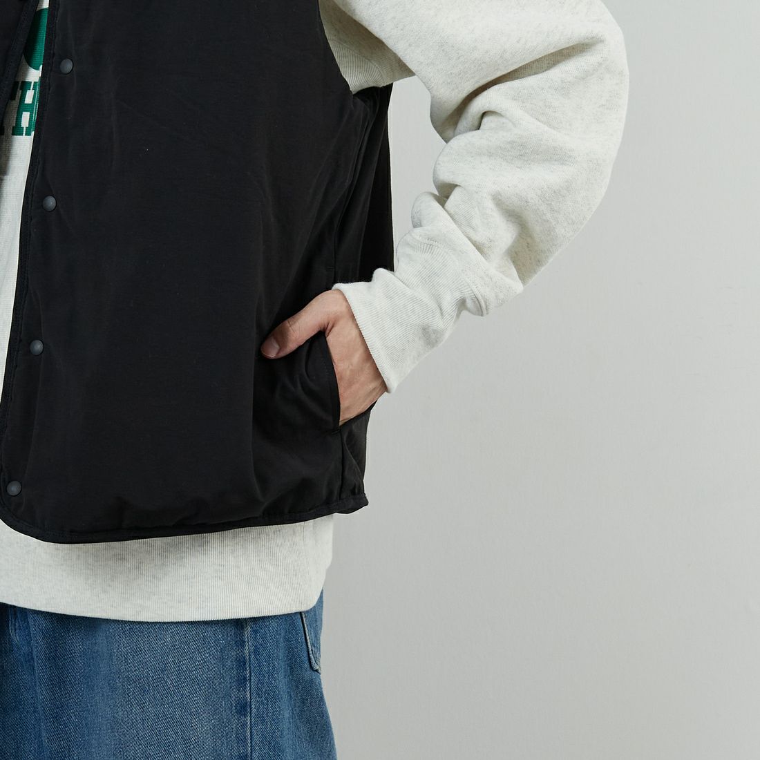 UNIVERSAL OVERALL [ユニバーサルオーバーオール] 別注 リバーシブルボアベスト [U2531401IN-JF] BLACK &&モデル身長：168cm 着用サイズ：M&&