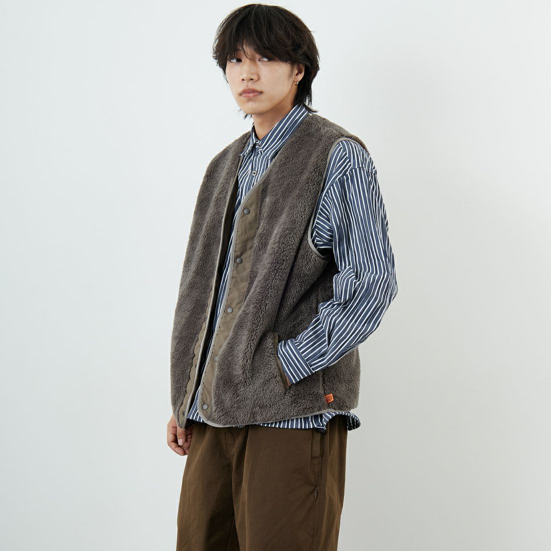 UNIVERSAL OVERALL [ユニバーサルオーバーオール] 別注 リバーシブルボアベスト [U2531401IN-JF] CHARCOAL &&モデル身長：179cm 着用サイズ：XL&&