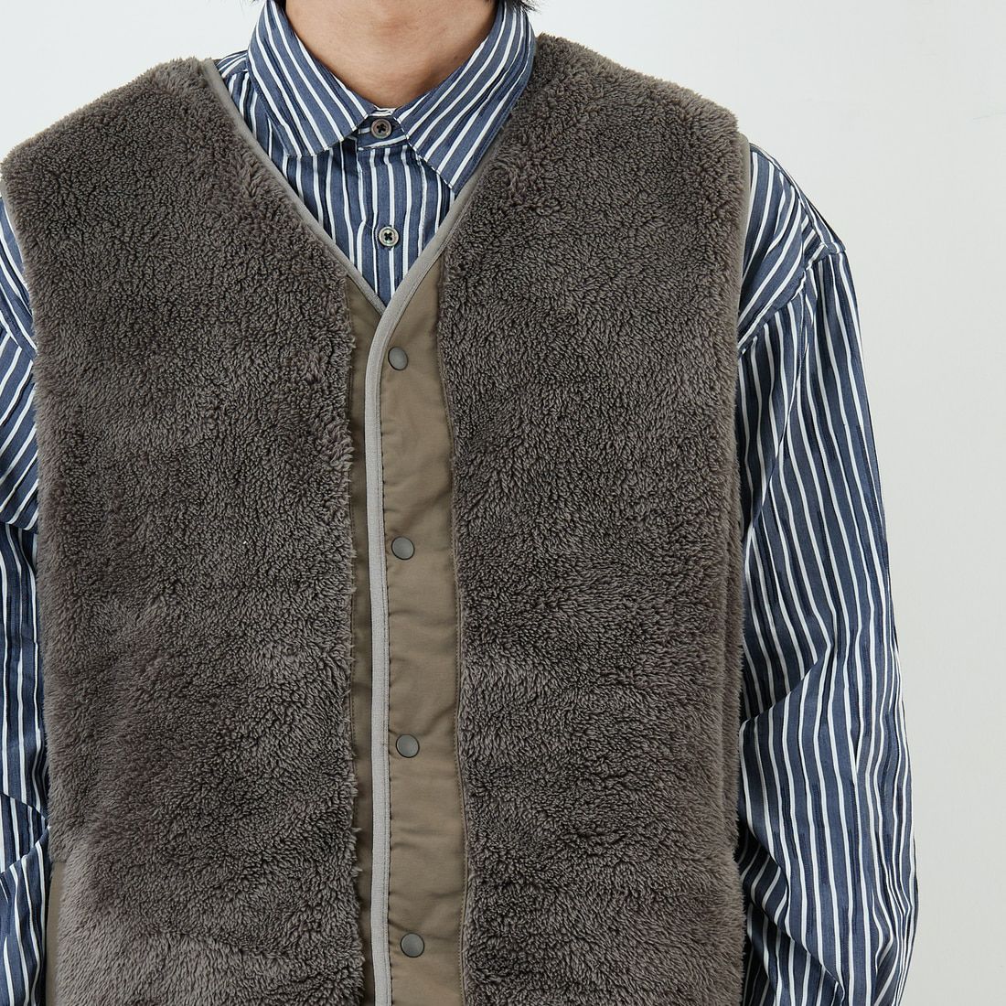 UNIVERSAL OVERALL [ユニバーサルオーバーオール] 別注 リバーシブルボアベスト [U2531401IN-JF] CHARCOAL &&モデル身長：179cm 着用サイズ：XL&&