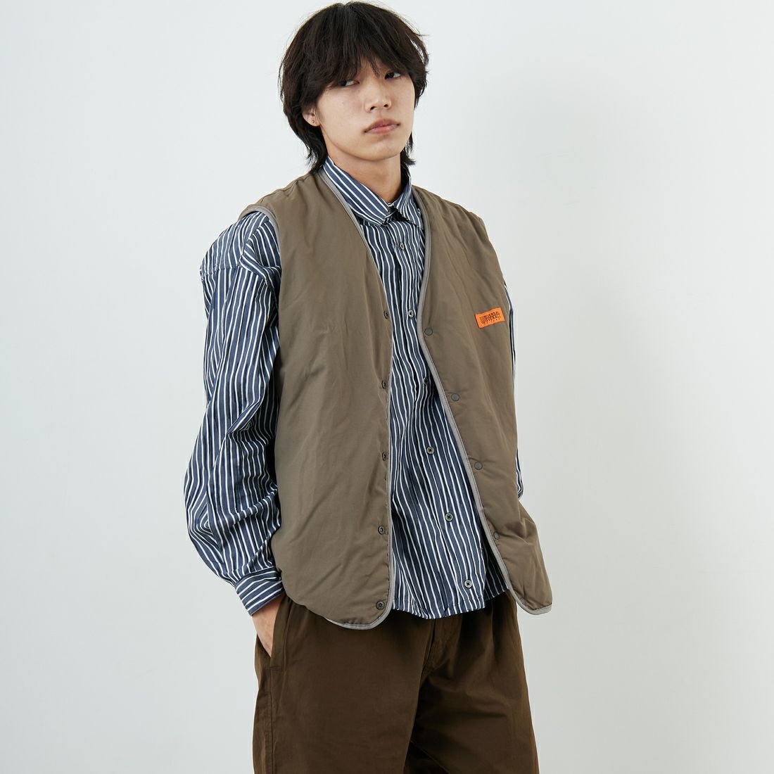 UNIVERSAL OVERALL [ユニバーサルオーバーオール] 別注 リバーシブルボアベスト [U2531401IN-JF] CHARCOAL &&モデル身長：179cm 着用サイズ：XL&&