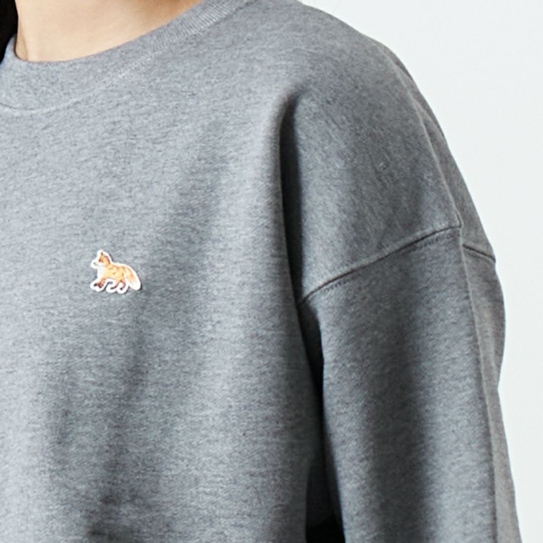 MAISON KITSUNE [メゾン キツネ] ベビーフォックス コンフォートスウェット [PW00307KM0341] H131 M.GRE &&モデル身長：162cm 着用サイズ：M&&