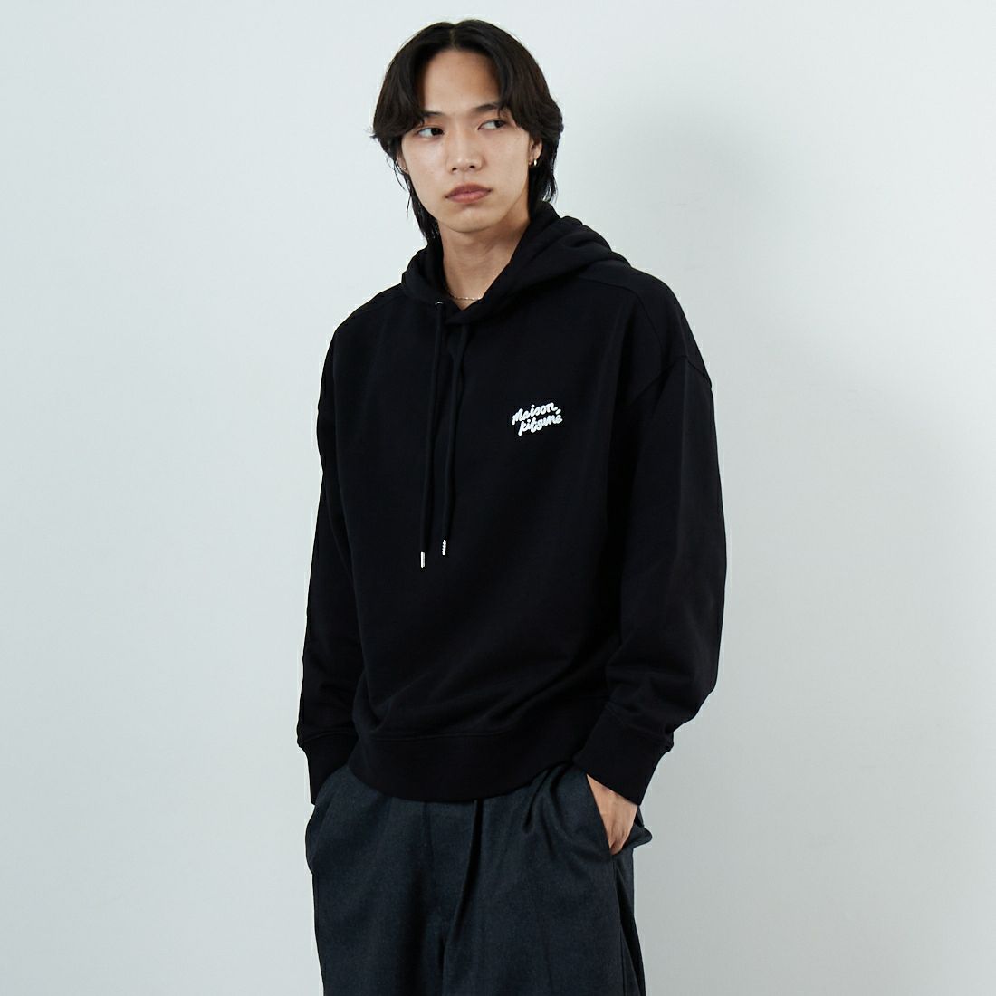 MAISON KITSUNE [メゾン キツネ] ハンドライティング オーバーサイズフーディ [PM00704KM0340] P199 BLACK &&モデル身長：179cm 着用サイズ：S&&