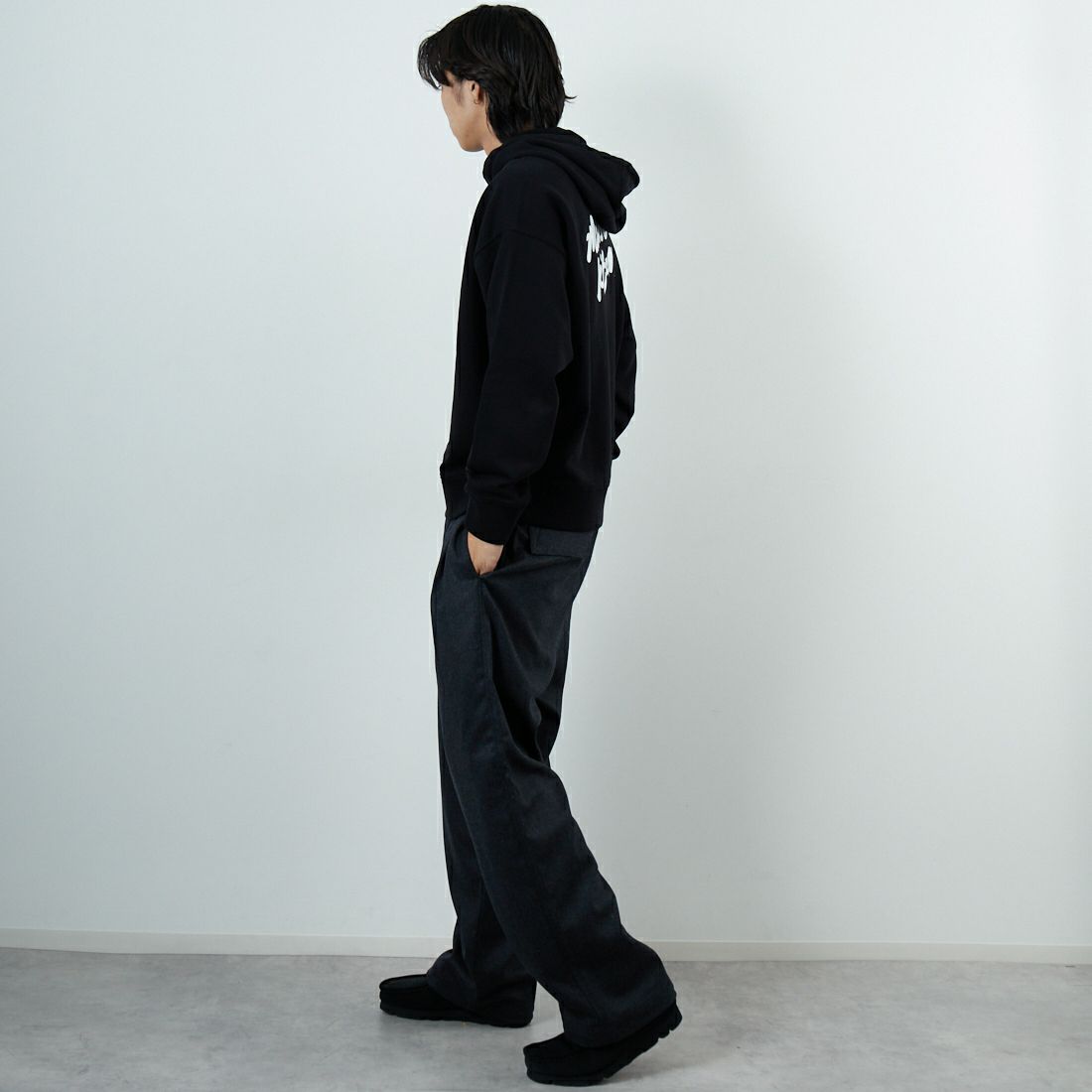 MAISON KITSUNE [メゾン キツネ] ハンドライティング オーバーサイズフーディ [PM00704KM0340] P199 BLACK &&モデル身長：179cm 着用サイズ：S&&