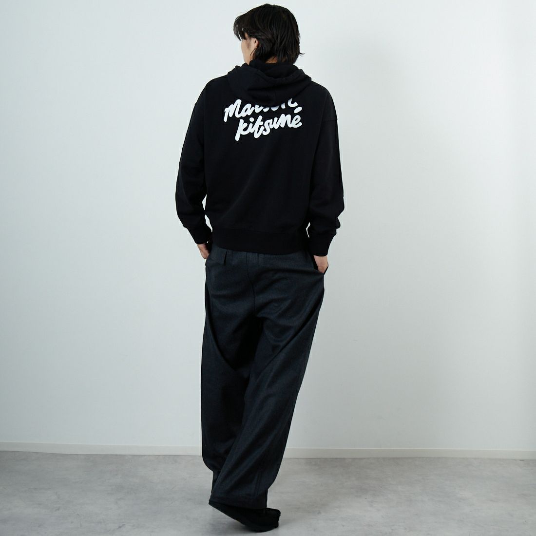 MAISON KITSUNE [メゾン キツネ] ハンドライティング オーバーサイズフーディ [PM00704KM0340] P199 BLACK &&モデル身長：179cm 着用サイズ：S&&
