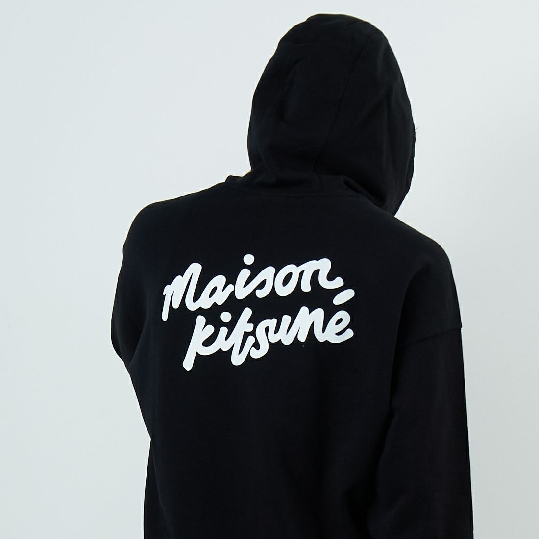 MAISON KITSUNE [メゾン キツネ] ハンドライティング オーバーサイズフーディ [PM00704KM0340] P199 BLACK &&モデル身長：179cm 着用サイズ：S&&
