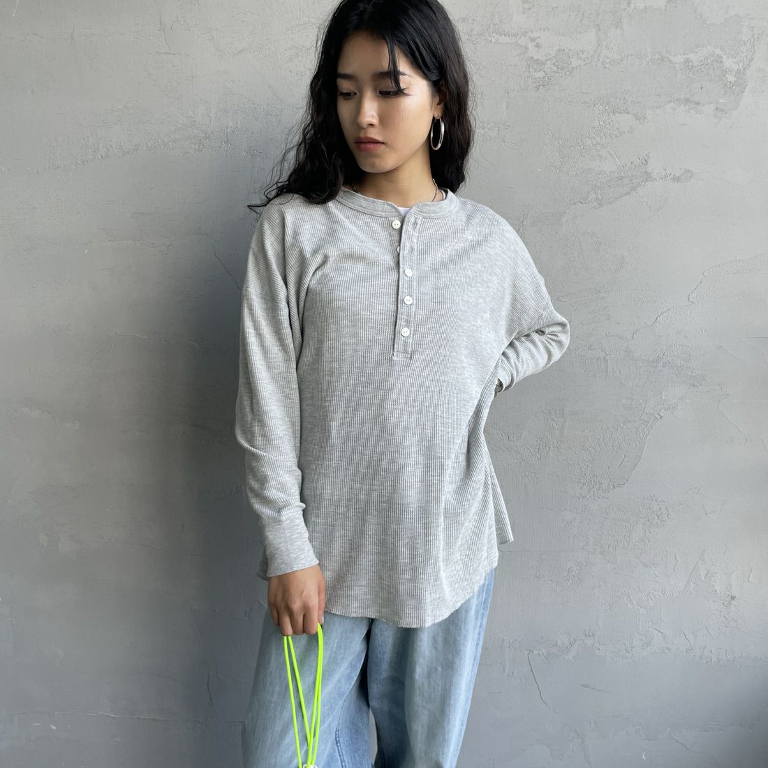 Hanes [ヘインズ] ワッフルヘンリーネックロングスリーブTシャツ [HW4-C104] 060 ﾍｻﾞｰｸﾞ &&モデル身長：162cm 着用サイズ：F&&