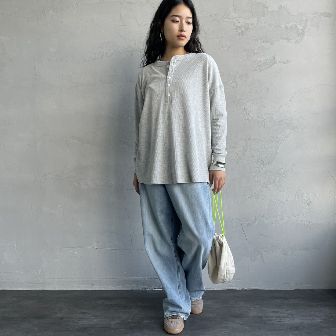 Hanes [ヘインズ] ワッフルヘンリーネックロングスリーブTシャツ [HW4-C104] 060 ﾍｻﾞｰｸﾞ &&モデル身長：162cm 着用サイズ：F&&