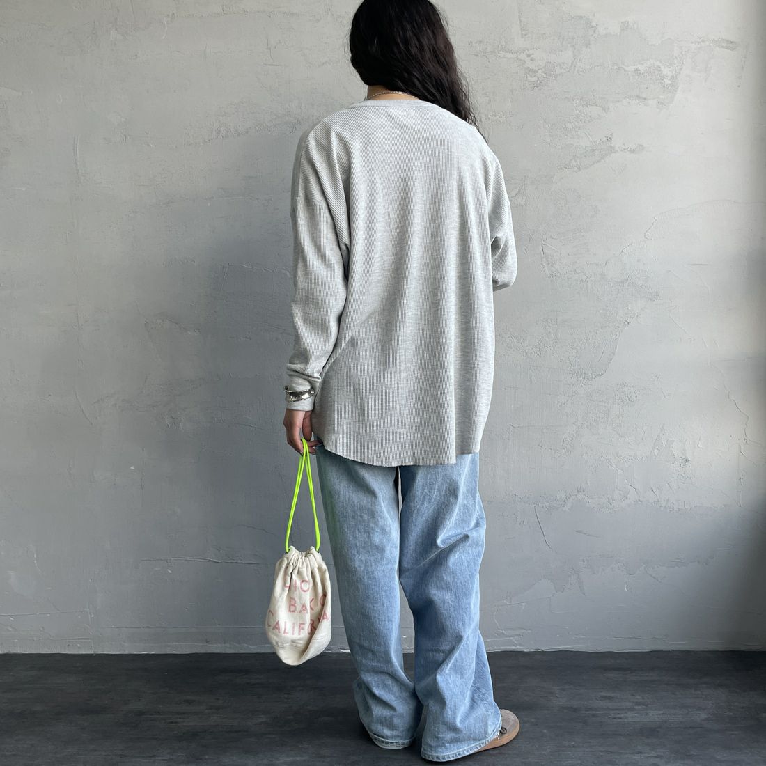 Hanes [ヘインズ] ワッフルヘンリーネックロングスリーブTシャツ [HW4-C104] 060 ﾍｻﾞｰｸﾞ &&モデル身長：162cm 着用サイズ：F&&