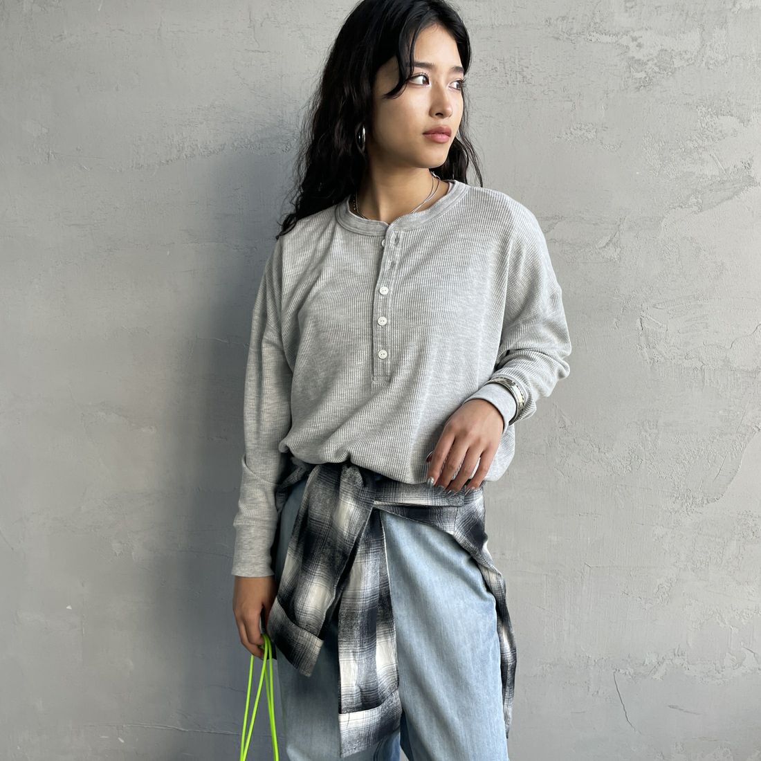 Hanes [ヘインズ] ワッフルヘンリーネックロングスリーブTシャツ [HW4-C104] 060 ﾍｻﾞｰｸﾞ &&モデル身長：162cm 着用サイズ：F&&