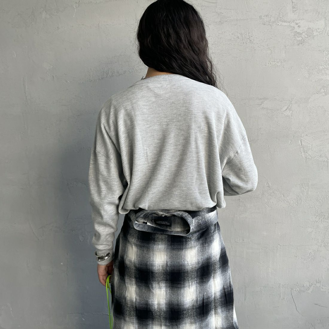 Hanes [ヘインズ] ワッフルヘンリーネックロングスリーブTシャツ [HW4-C104] 060 ﾍｻﾞｰｸﾞ &&モデル身長：162cm 着用サイズ：F&&