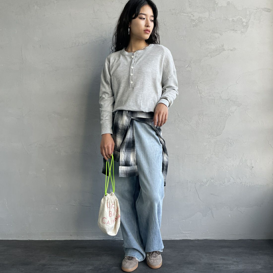 Hanes [ヘインズ] ワッフルヘンリーネックロングスリーブTシャツ [HW4-C104] 060 ﾍｻﾞｰｸﾞ &&モデル身長：162cm 着用サイズ：F&&