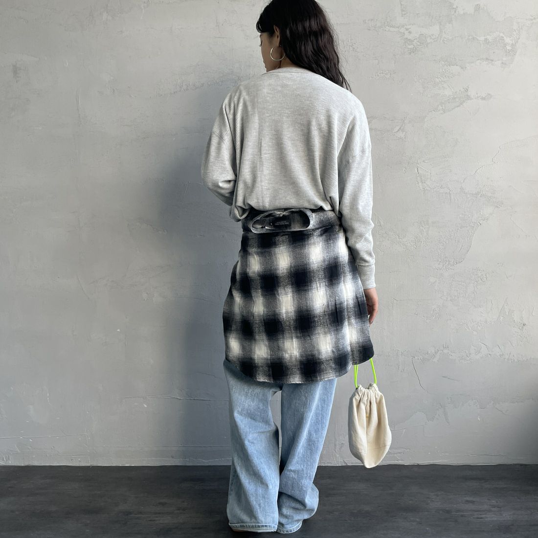 Hanes [ヘインズ] ワッフルヘンリーネックロングスリーブTシャツ [HW4-C104] 060 ﾍｻﾞｰｸﾞ &&モデル身長：162cm 着用サイズ：F&&