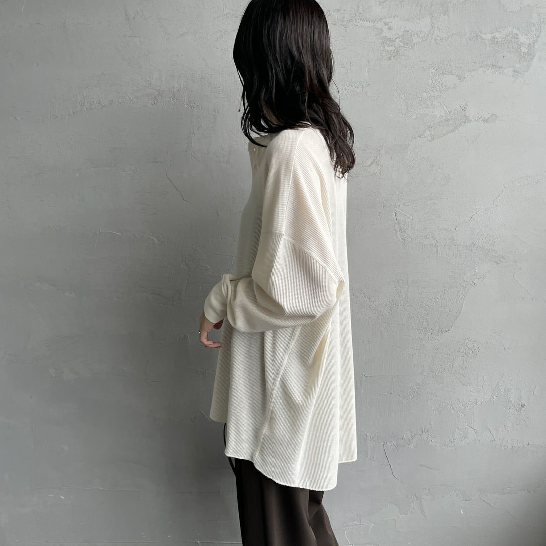 Hanes [ヘインズ] ワッフルヘンリーネックロングスリーブTシャツ [HW4-C104] 020 ｵﾌﾎﾜｲﾄ &&モデル身長：160cm 着用サイズ：F&&