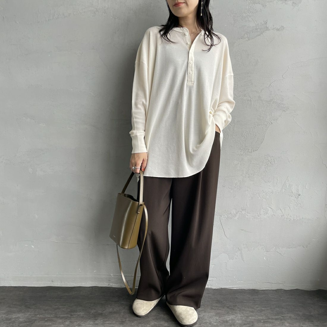 Hanes [ヘインズ] ワッフルヘンリーネックロングスリーブTシャツ [HW4-C104] 020 ｵﾌﾎﾜｲﾄ &&モデル身長：160cm 着用サイズ：F&&