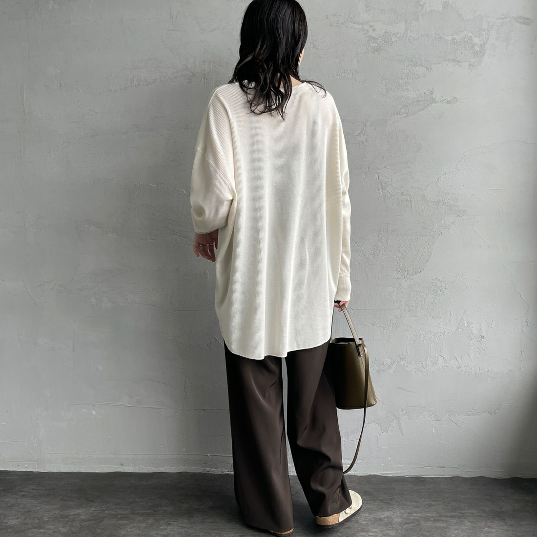 Hanes [ヘインズ] ワッフルヘンリーネックロングスリーブTシャツ [HW4-C104] 020 ｵﾌﾎﾜｲﾄ &&モデル身長：160cm 着用サイズ：F&&