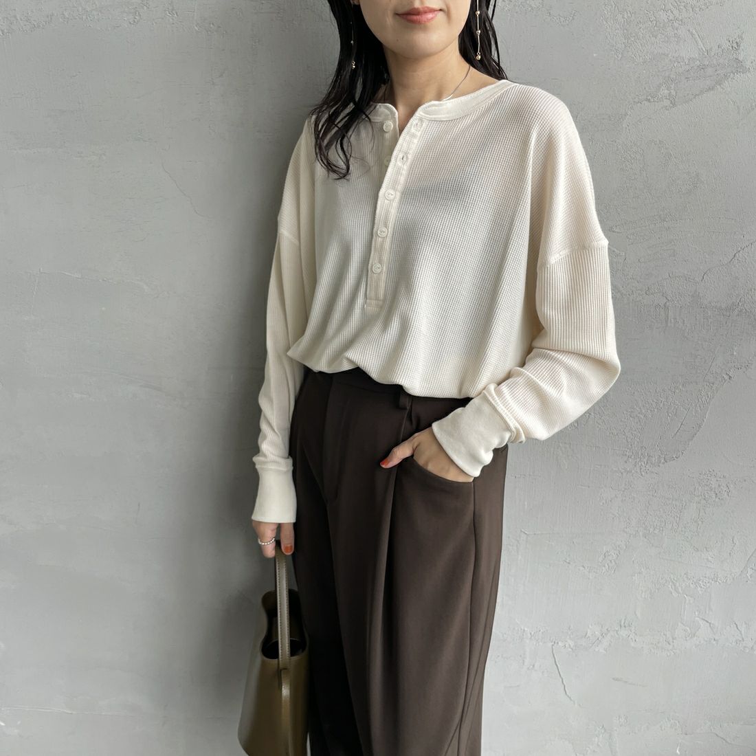 Hanes [ヘインズ] ワッフルヘンリーネックロングスリーブTシャツ [HW4-C104] 020 ｵﾌﾎﾜｲﾄ &&モデル身長：160cm 着用サイズ：F&&