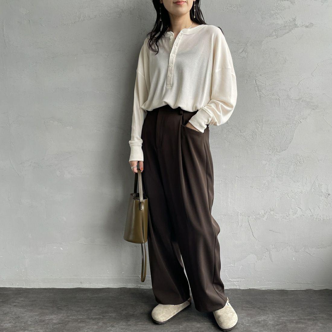 Hanes [ヘインズ] ワッフルヘンリーネックロングスリーブTシャツ [HW4-C104] 020 ｵﾌﾎﾜｲﾄ &&モデル身長：160cm 着用サイズ：F&&