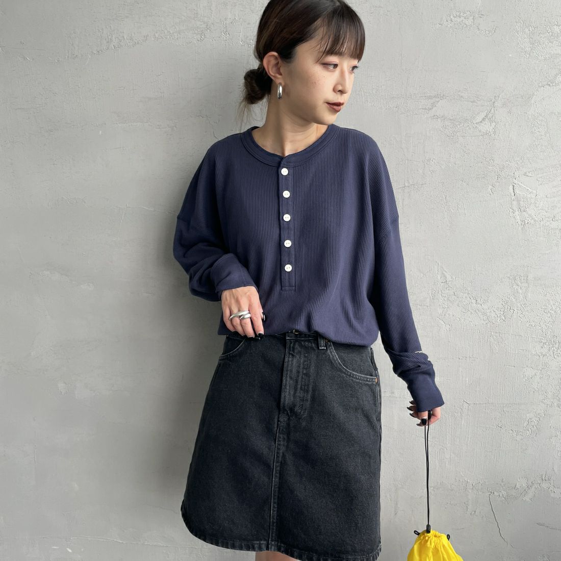 Hanes [ヘインズ] ワッフルヘンリーネックロングスリーブTシャツ [HW4-C104] 386 ﾀﾞｰｸﾈｲ &&モデル身長：150cm 着用サイズ：F&&