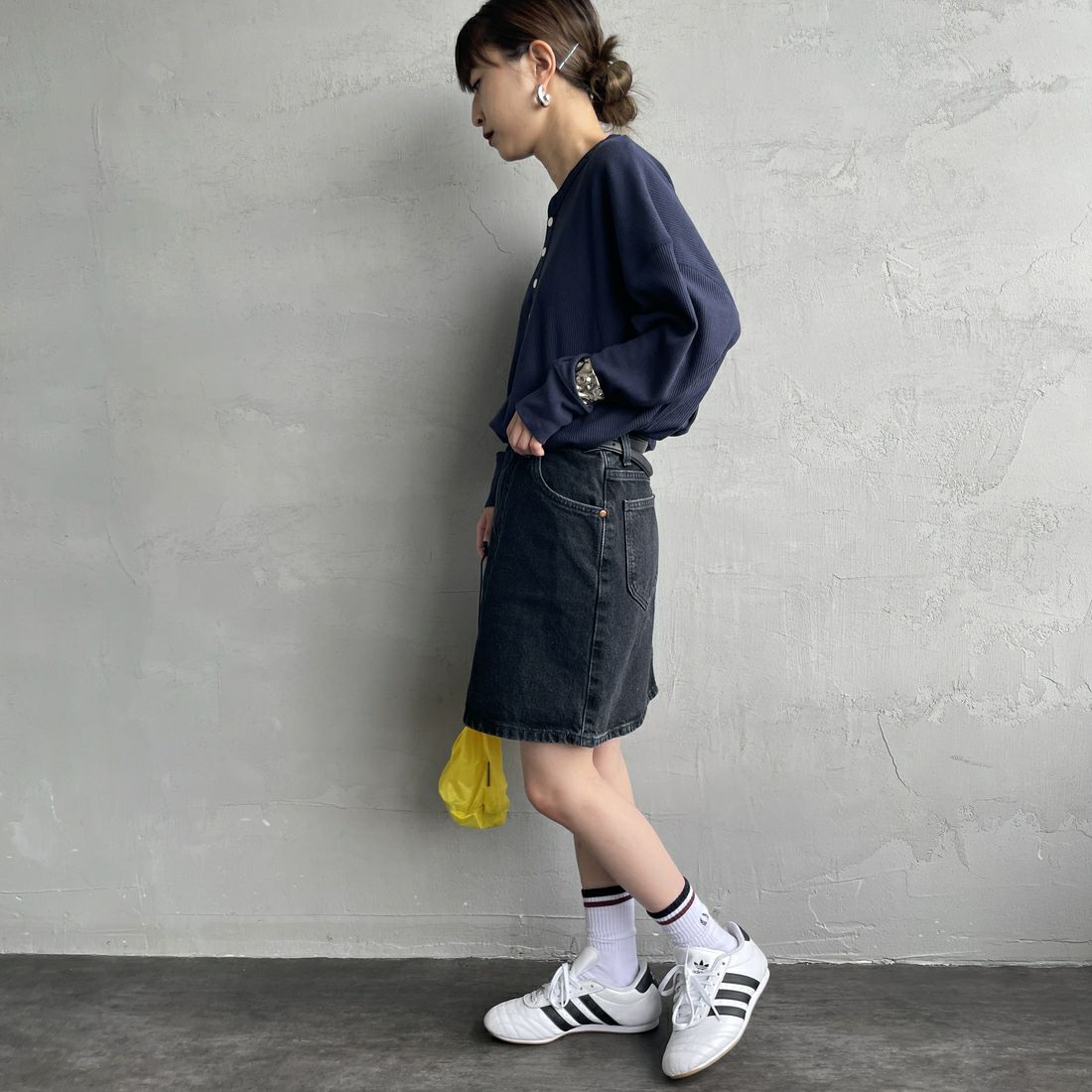 Hanes [ヘインズ] ワッフルヘンリーネックロングスリーブTシャツ [HW4-C104] 386 ﾀﾞｰｸﾈｲ &&モデル身長：150cm 着用サイズ：F&&