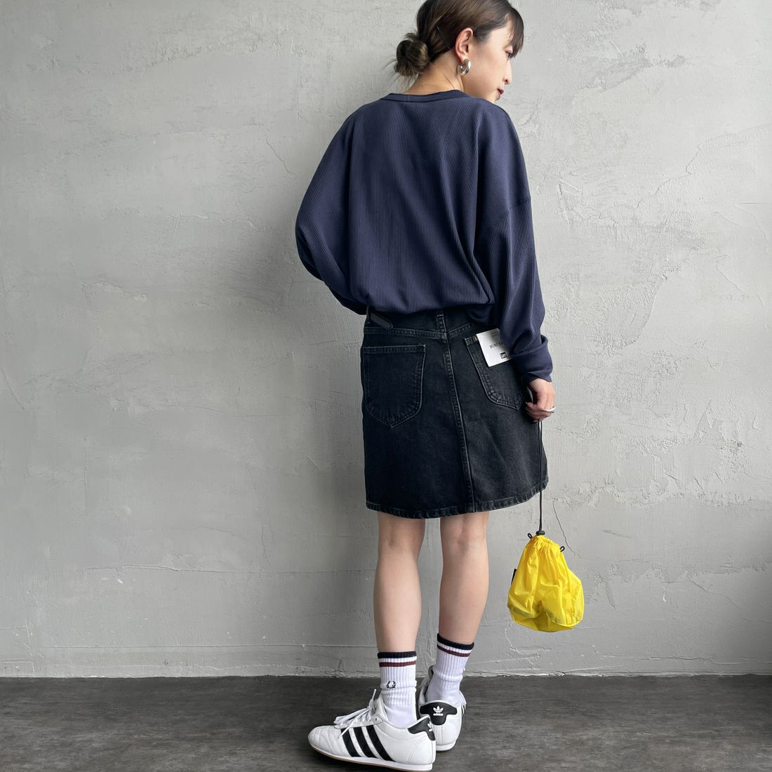 Hanes [ヘインズ] ワッフルヘンリーネックロングスリーブTシャツ [HW4-C104] 386 ﾀﾞｰｸﾈｲ &&モデル身長：150cm 着用サイズ：F&&