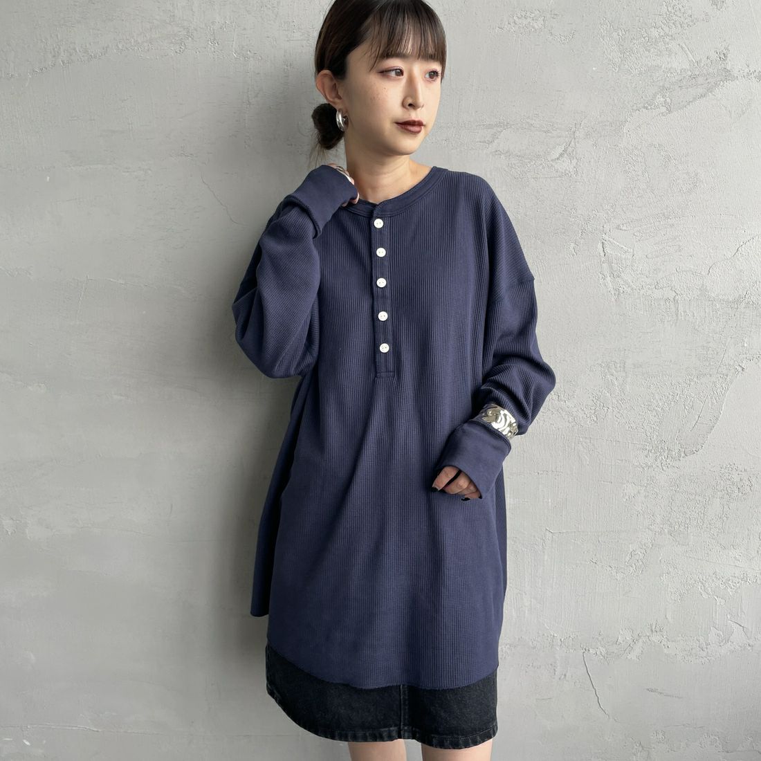 Hanes [ヘインズ] ワッフルヘンリーネックロングスリーブTシャツ [HW4-C104] 386 ﾀﾞｰｸﾈｲ &&モデル身長：150cm 着用サイズ：F&&