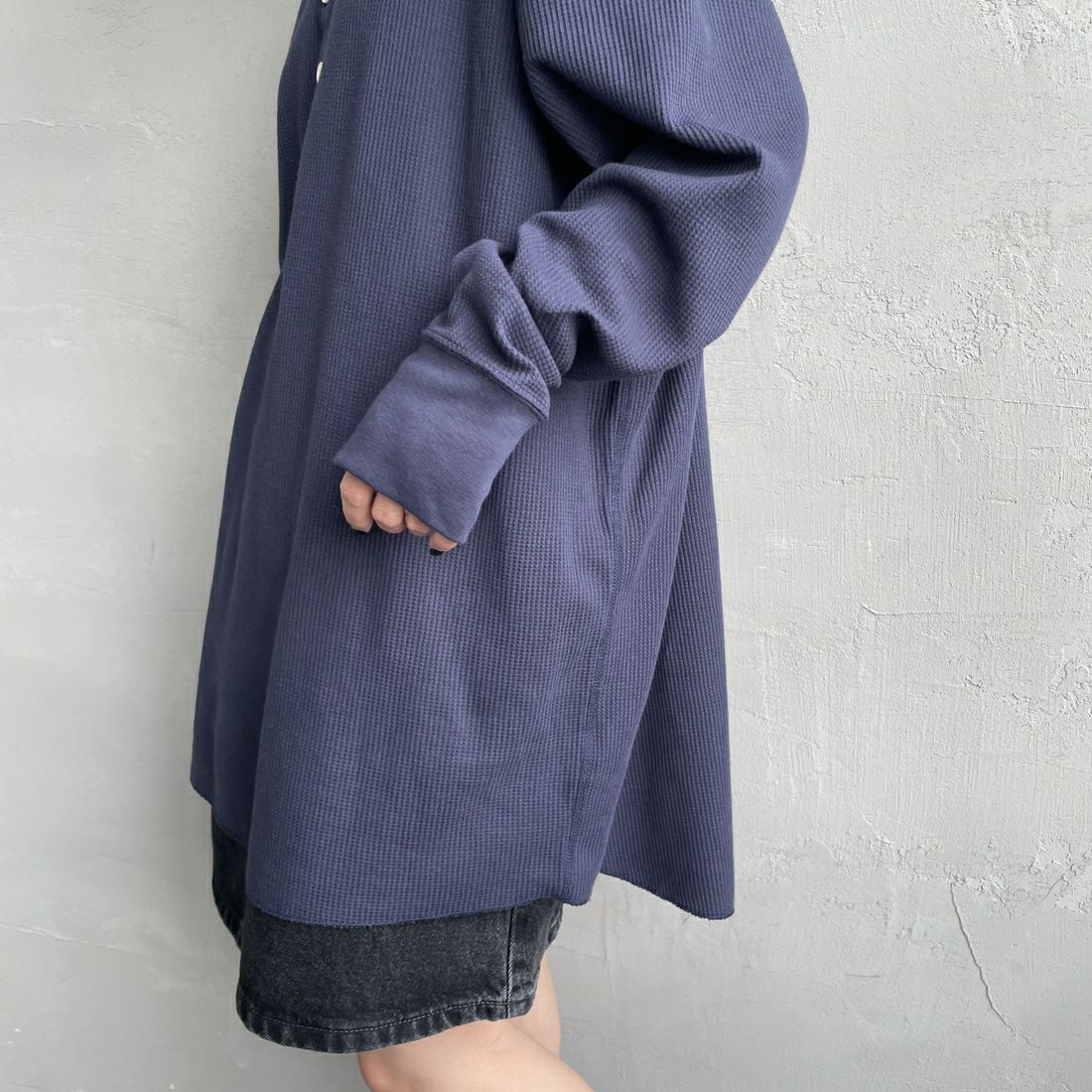 Hanes [ヘインズ] ワッフルヘンリーネックロングスリーブTシャツ [HW4-C104] 386 ﾀﾞｰｸﾈｲ &&モデル身長：150cm 着用サイズ：F&&