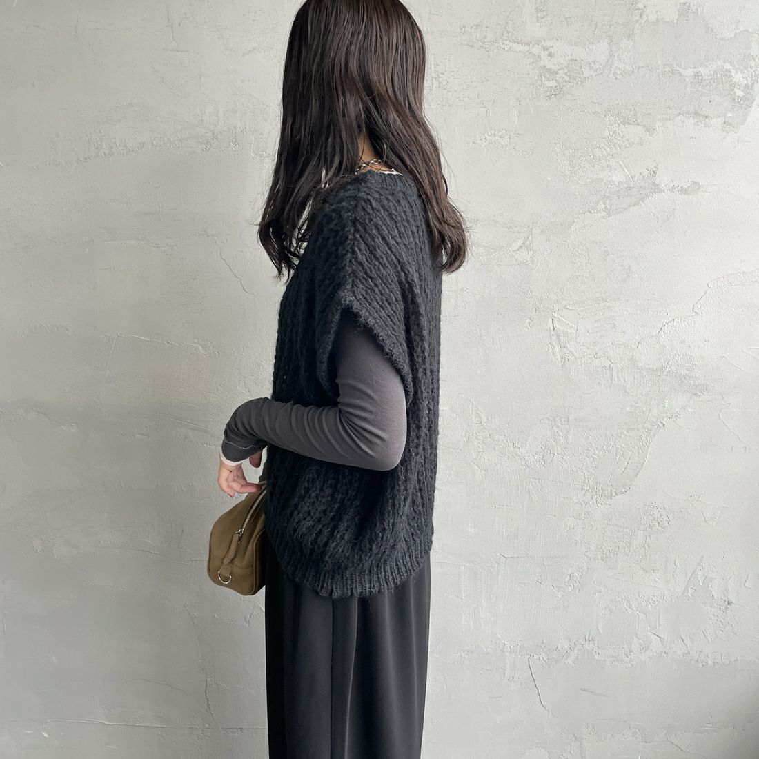 mizuiro ind [ミズイロインド] ヘアリーコクーンワイドベスト [3-220085] 99 BLACK &&モデル身長：160cm 着用サイズ：F&&