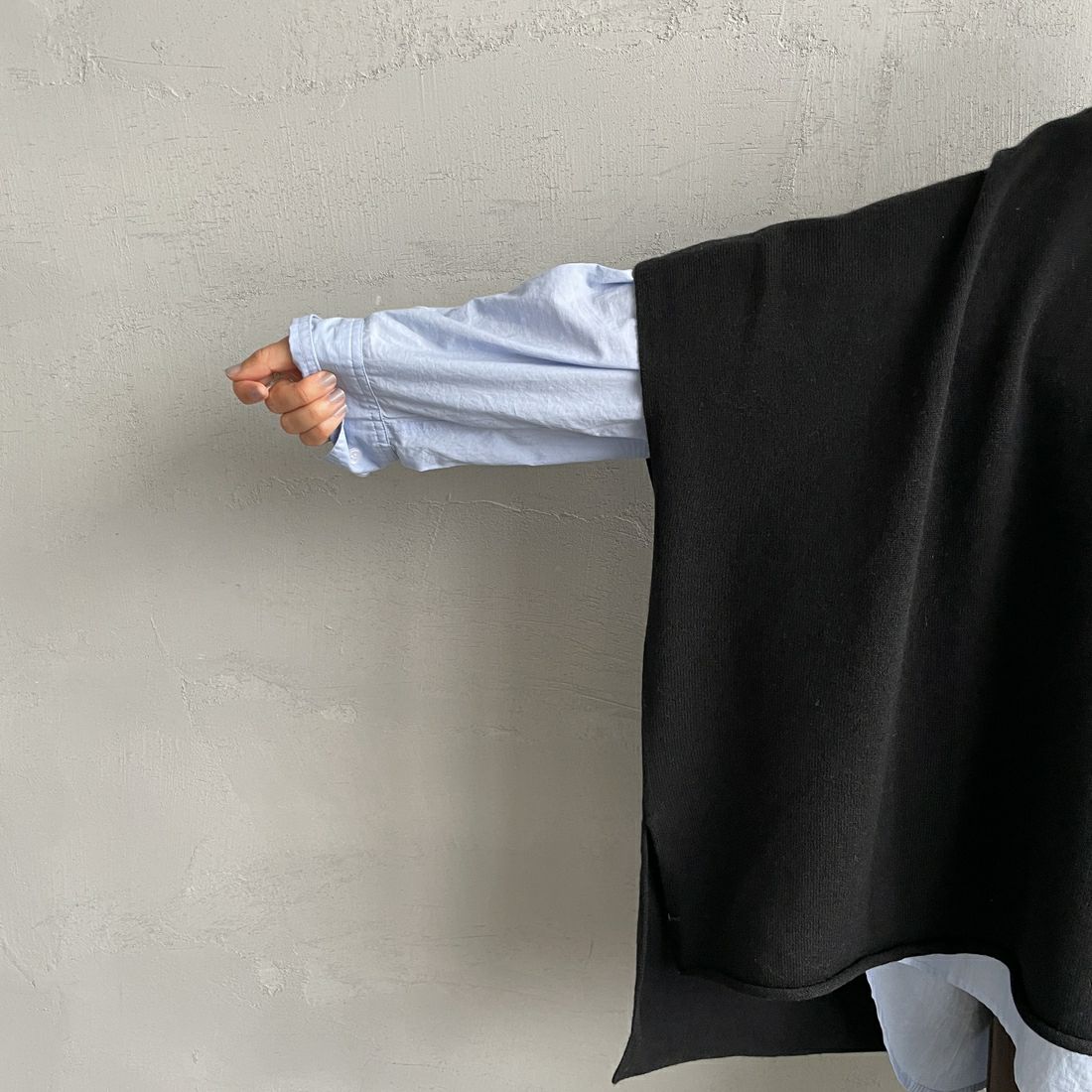 mizuiro ind [ミズイロインド] ポンチョライクプルオーバー [4-220101] 99 BLACK &&モデル身長：159cm 着用サイズ：F&&