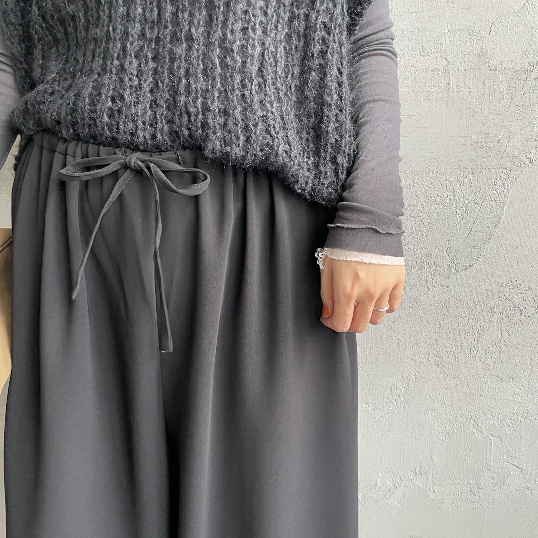 mizuiro ind [ミズイロインド] ドローストリングヘムパンツ [4-260062] 99 BLACK &&モデル身長：160cm 着用サイズ：F&&