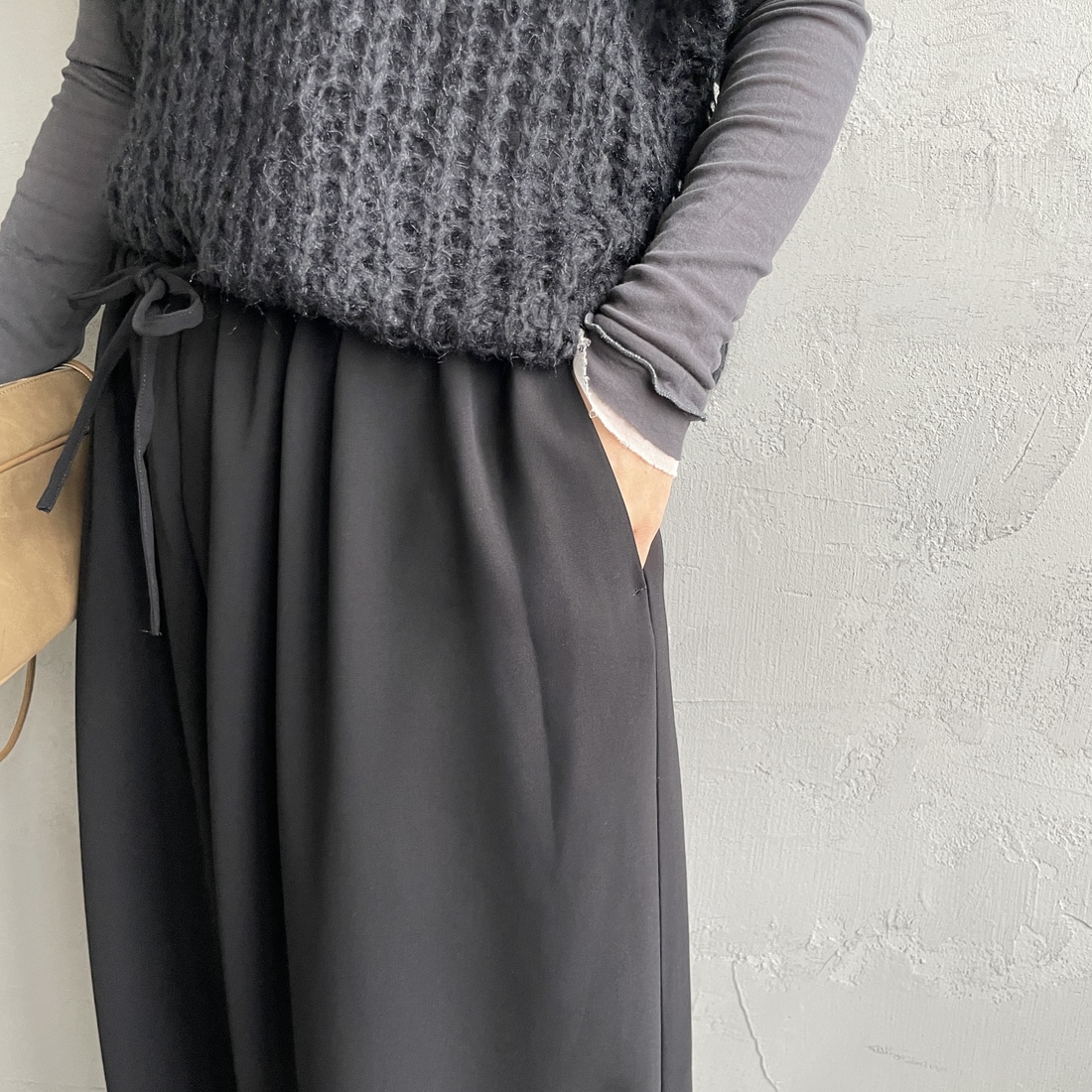 mizuiro ind [ミズイロインド] ドローストリングヘムパンツ [4-260062] 99 BLACK &&モデル身長：160cm 着用サイズ：F&&