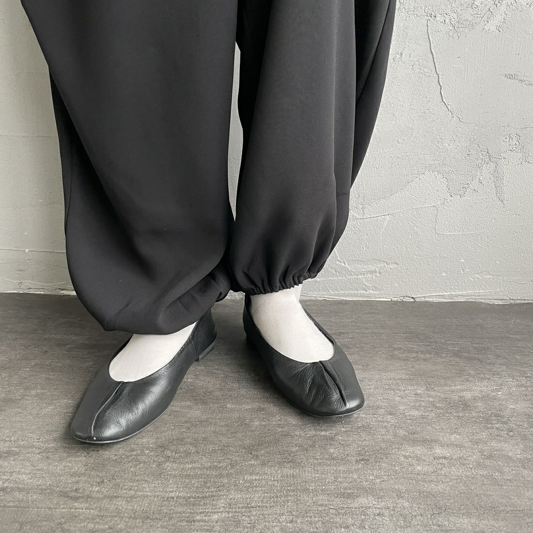 mizuiro ind [ミズイロインド] ドローストリングヘムパンツ [4-260062] 99 BLACK &&モデル身長：160cm 着用サイズ：F&&