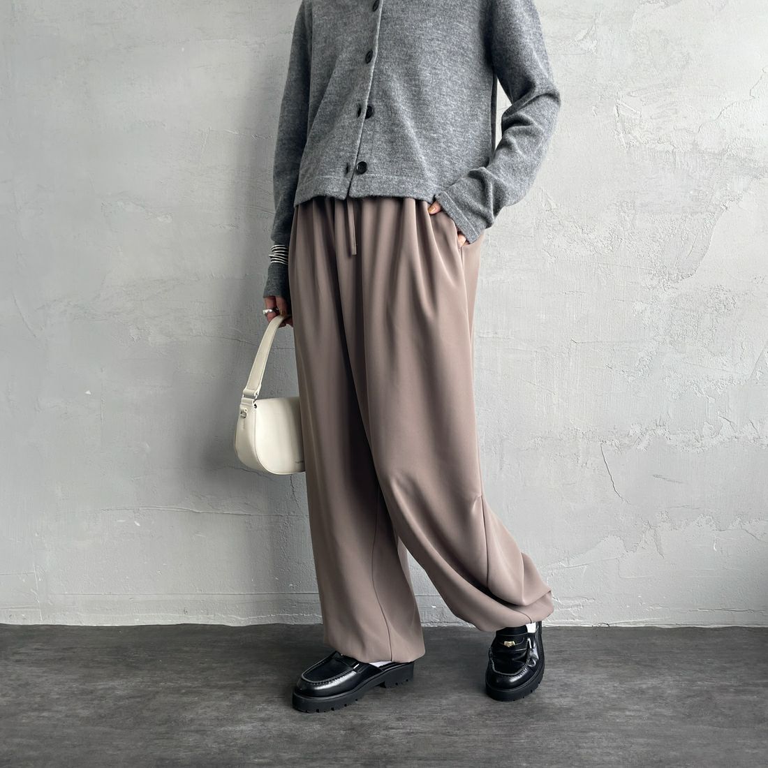 mizuiro ind [ミズイロインド] ドローストリングヘムパンツ [4-260062] 20 BEIGE &&モデル身長：158cm 着用サイズ：F&&