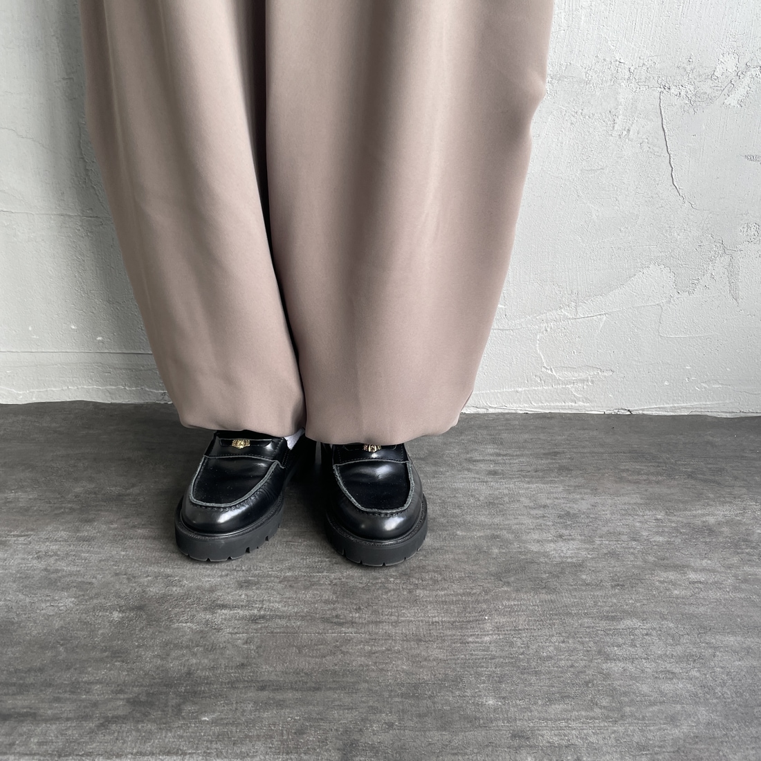 mizuiro ind [ミズイロインド] ドローストリングヘムパンツ [4-260062] 20 BEIGE &&モデル身長：158cm 着用サイズ：F&&